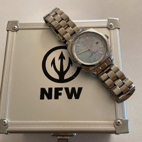 NFW quartz watch with box - Picture 3 of 9